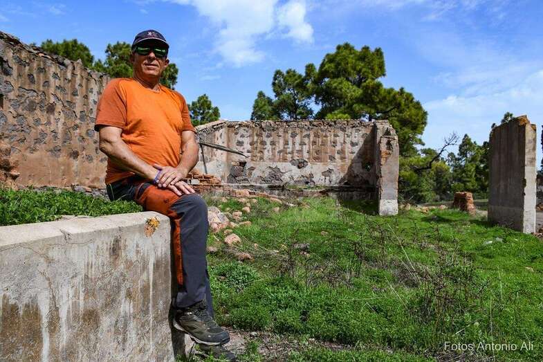 Antonio Alí delante de unas antiguas construcciones/Antonio Alí.